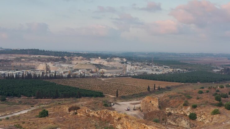 Vista aerea su una cava a Migdal Afek, Israele.
