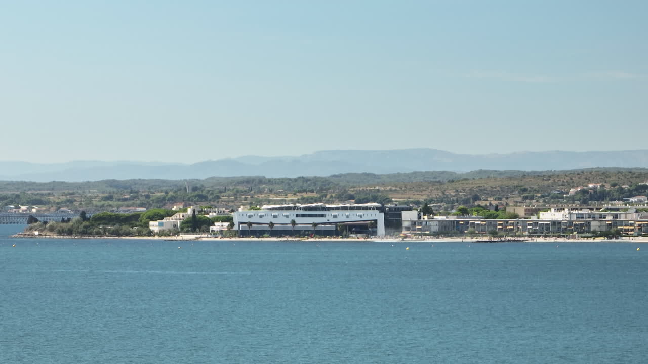 발라루크-레스-바인 (balaureux-les-bains) 은 멀리서 볼 수 있는 공중 풍경입니다.