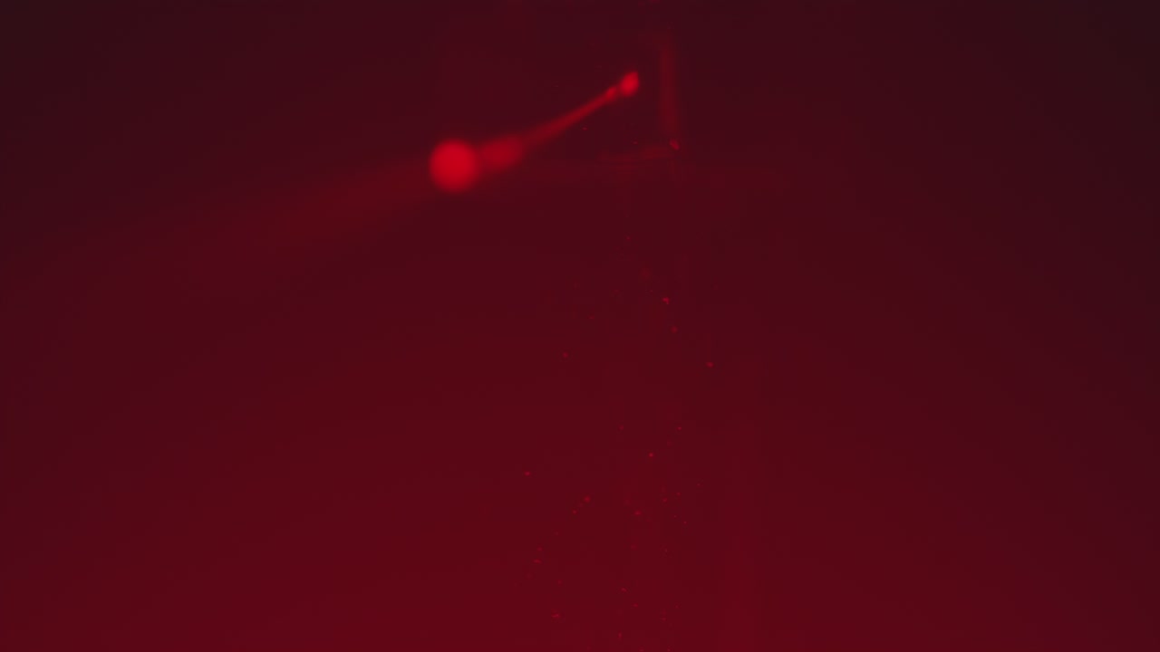 un paisaje de un láser siendo disparado