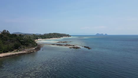 Vorwärts-Drohnenflug-über-Strand-Mit-Meer