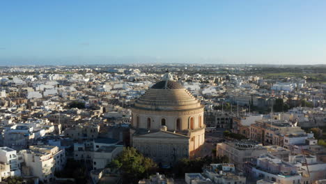 Vista-Aérea-Sobre-La-Rotonda-De-Mosta-En-Mosta,-Malta---Disparo-De-Drones