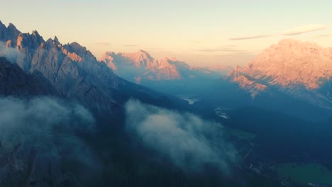 Parque-Natural-Nacional-Tre-Cime-En-Los-Alpes-Dolomitas.-Hermosa-Naturaleza-De-Italia.