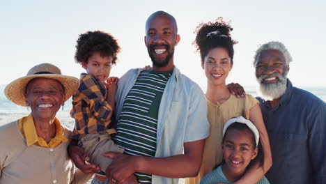 Gesicht,-Umarmung-Und-Glückliche-Große-Familie-Am-Strand