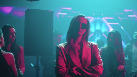 escena de fiesta en un club nocturno con iluminación de neón y gente de moda