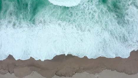 Top-view-of-big-sea-waves-during-a-cloudy-day