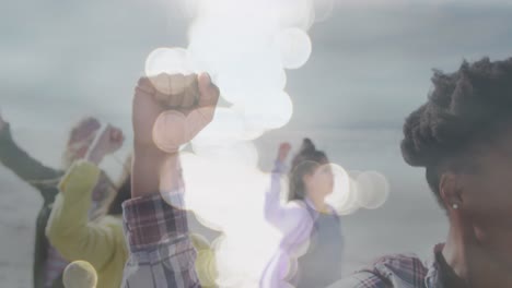 animación de diversas mujeres levantando las manos sobre puntos de luz