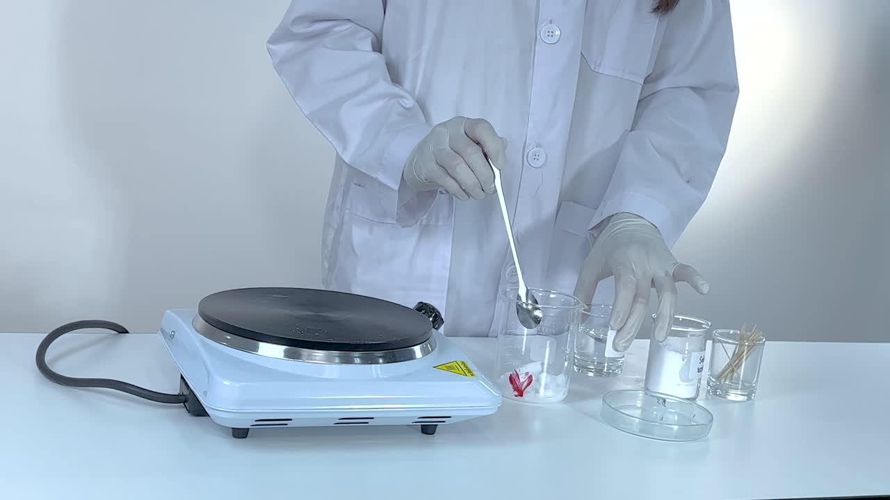 Dimostrazione della cristallizzazione dell'acetato di sodio in laboratorio