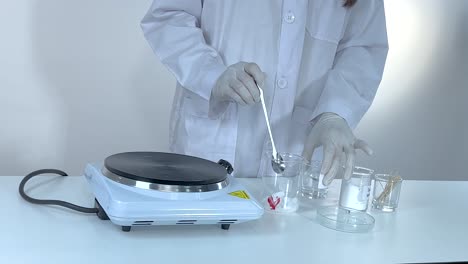 demostración de la cristalización del acetato de sodio en un entorno de laboratorio