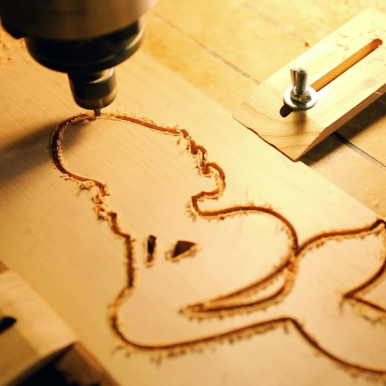 la máquina de corte de madera con taladro está cortando moldes de madera