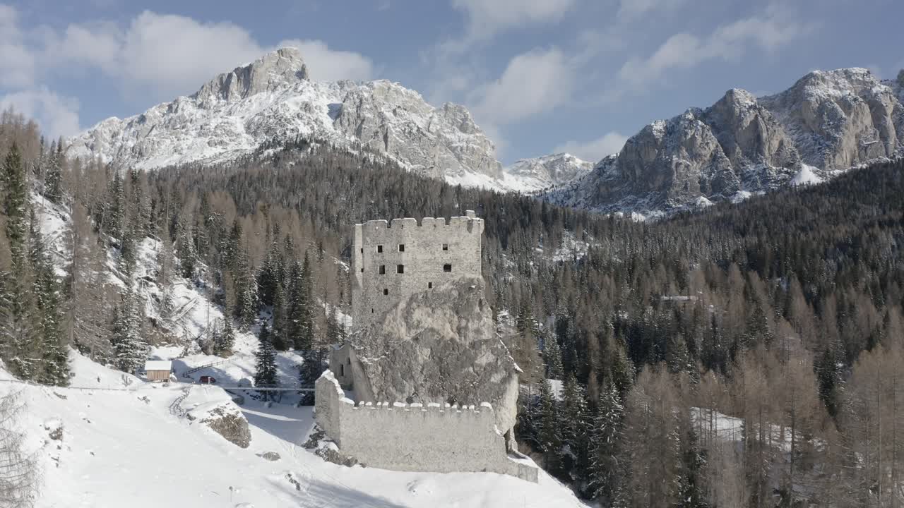 impresionantes vistas aéreas de las ruinas del castillo de andraz en las pintorescas montañas dolomitas bosques