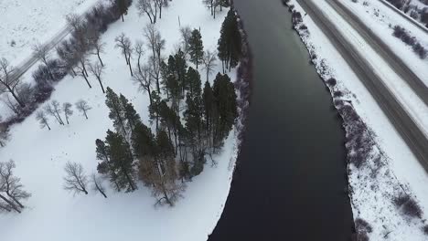 Antena---Un-Río-Se-Divide-Y-La-Cámara-Se-Inclina-Hacia-Arriba-Para-Revelar-El-Hermoso-Paisaje