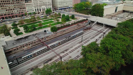 Metra-Zug-Durch-Die-Innenstadt-Von-Chicago,-Illinois,-USA