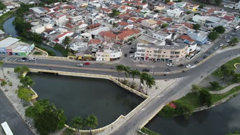 carretera que pasa por los canales en la histórica ciudad brasileña de olinda hermosa arquitectura portuguesa junto al océano atlántico