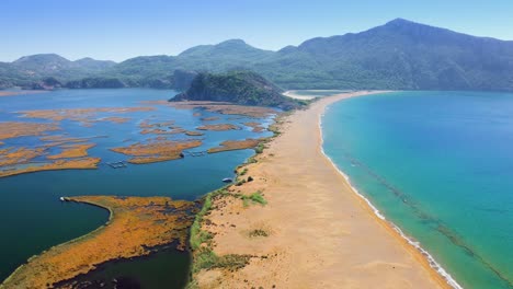 estuario del río separado de la costa mediterránea por una estrecha playa de arena blanca