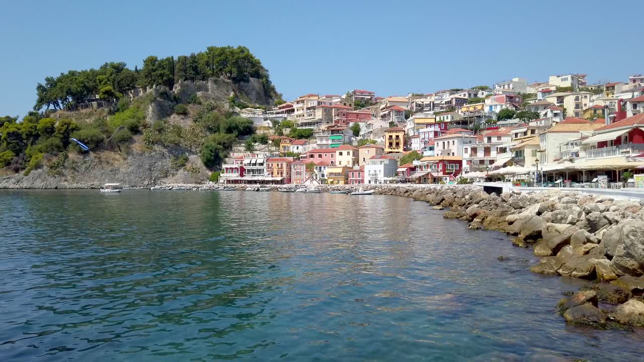 vista histórica de la ciudad costera de parga, grecia en un claro día de verano