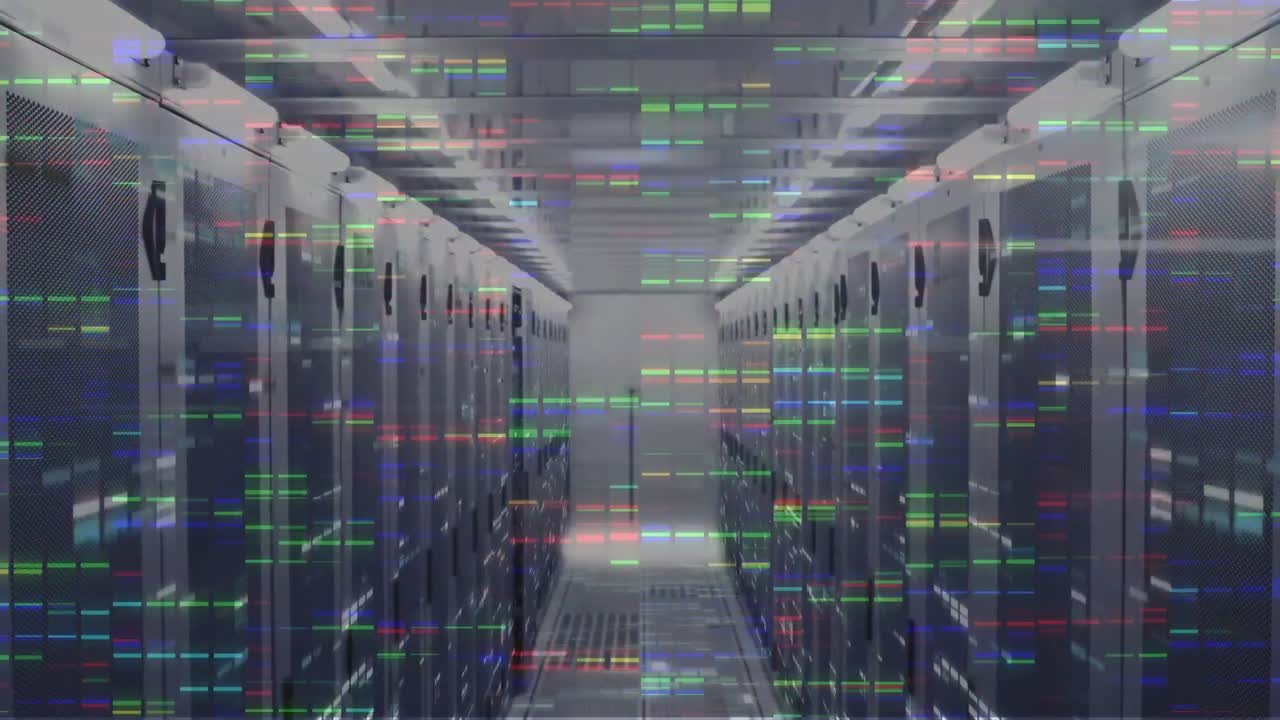 animación de cuadrados de mosaico coloridos contra la sala del servidor de la computadora.