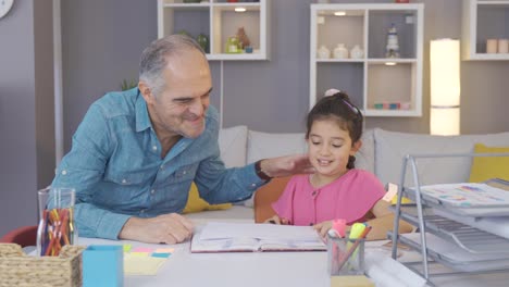 el abuelo está enseñando con su nieto.