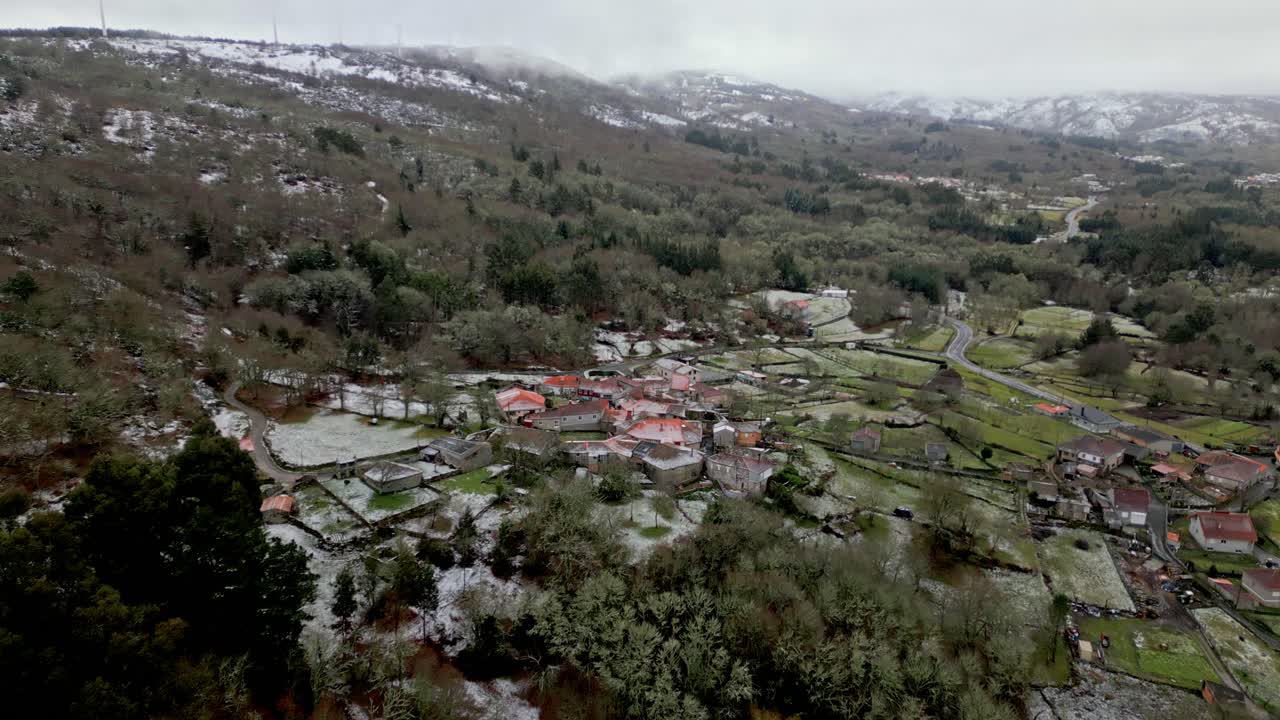 Inquadratura aerea in campo lungo in avanti