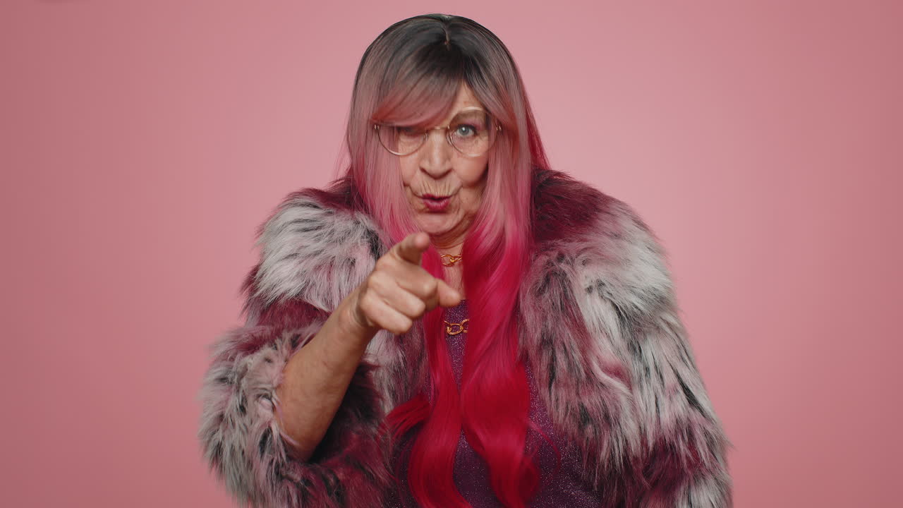 mujer apuntando a la cámara y mirando con expresión alegre lúdica, haciendo una elección, mostrando la dirección