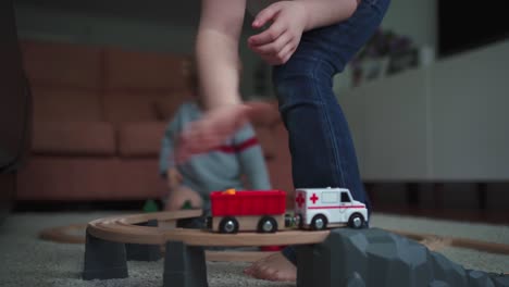 niños jugando con juguetes juego de pista juntos