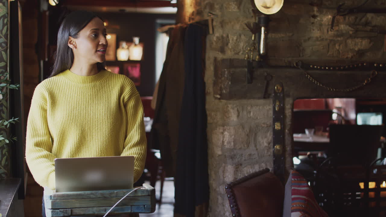 리셉션 담당자 가 호텔 에 체크인 할 때 손님 부부 의 열 를 건네주는 것