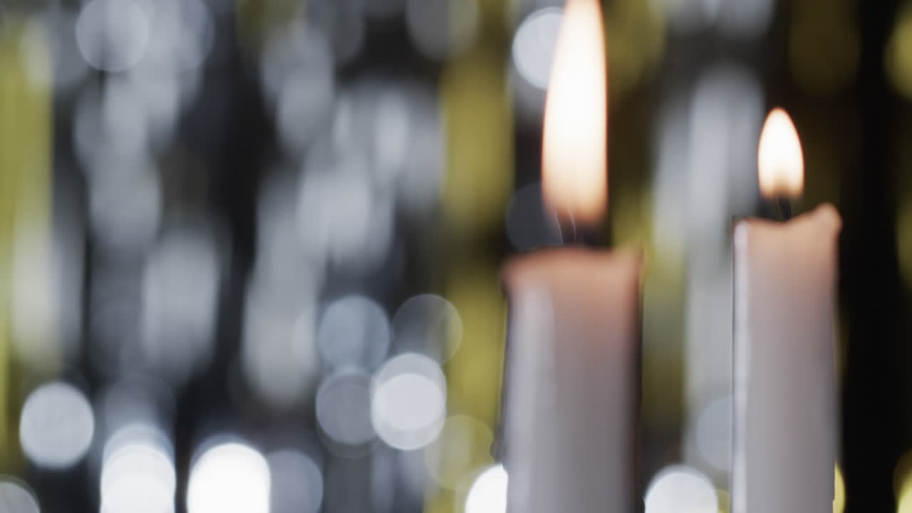 Video di candele bianche con fiamme bianche e spazio per il testo con effetto bokeh su sfondo nero