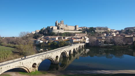 Vista-Aérea-De-Izquierda-A-Derecha-Del-Río-Orb-Pont-Vieux-Y-La-Catedral-De-Béziers