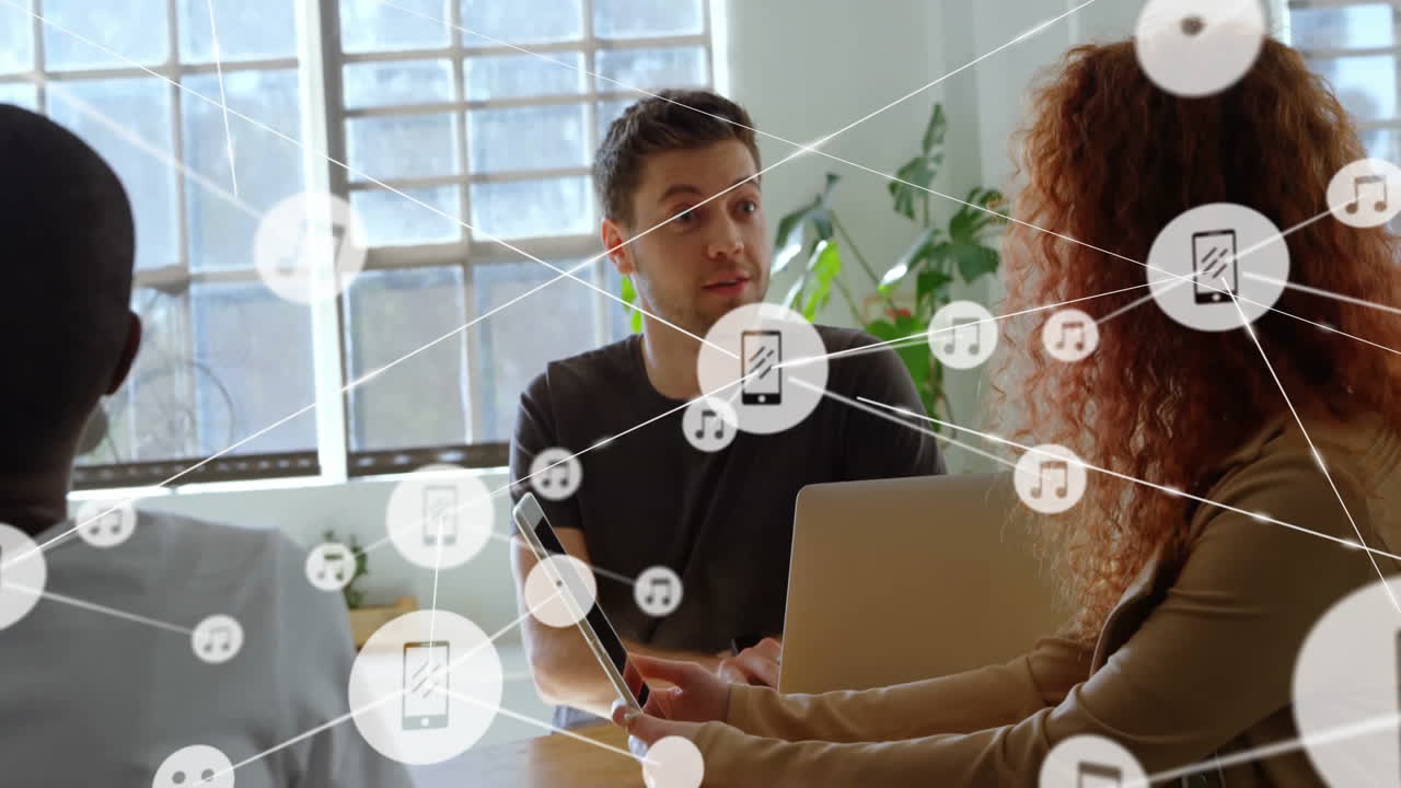 animación de la red de conexiones con iconos sobre diversas personas de negocios en la oficina