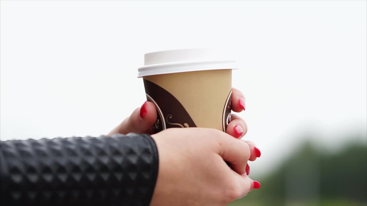 커피 컵 을 들고 있는 여자