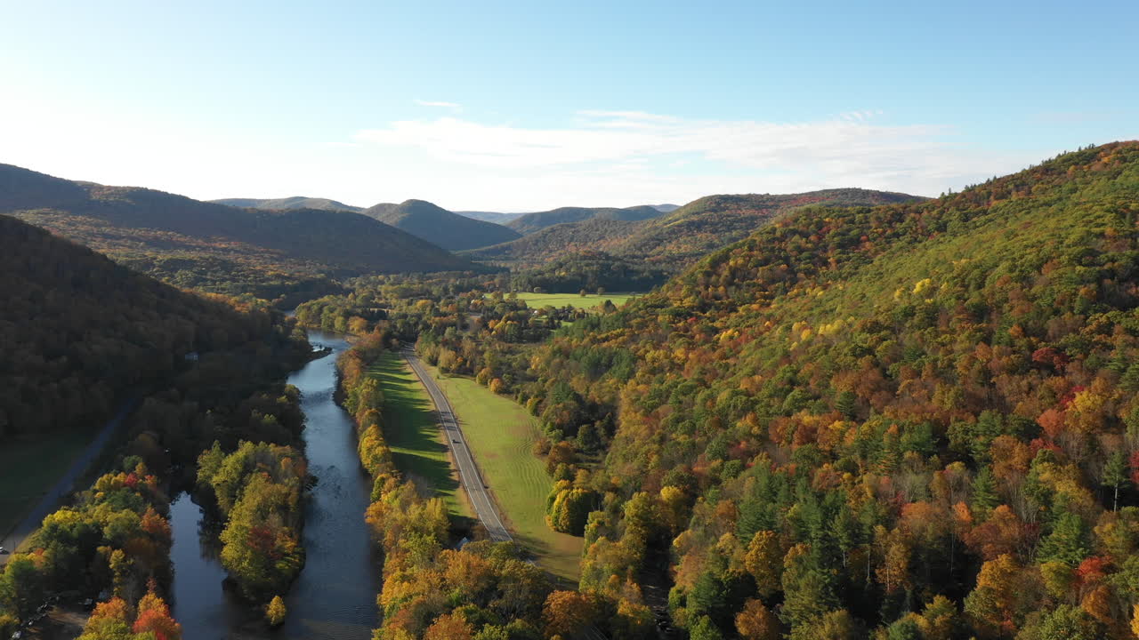 Bellissime foglie autunnali, panorama montano colorato, ripresa aerea nel New England, USA