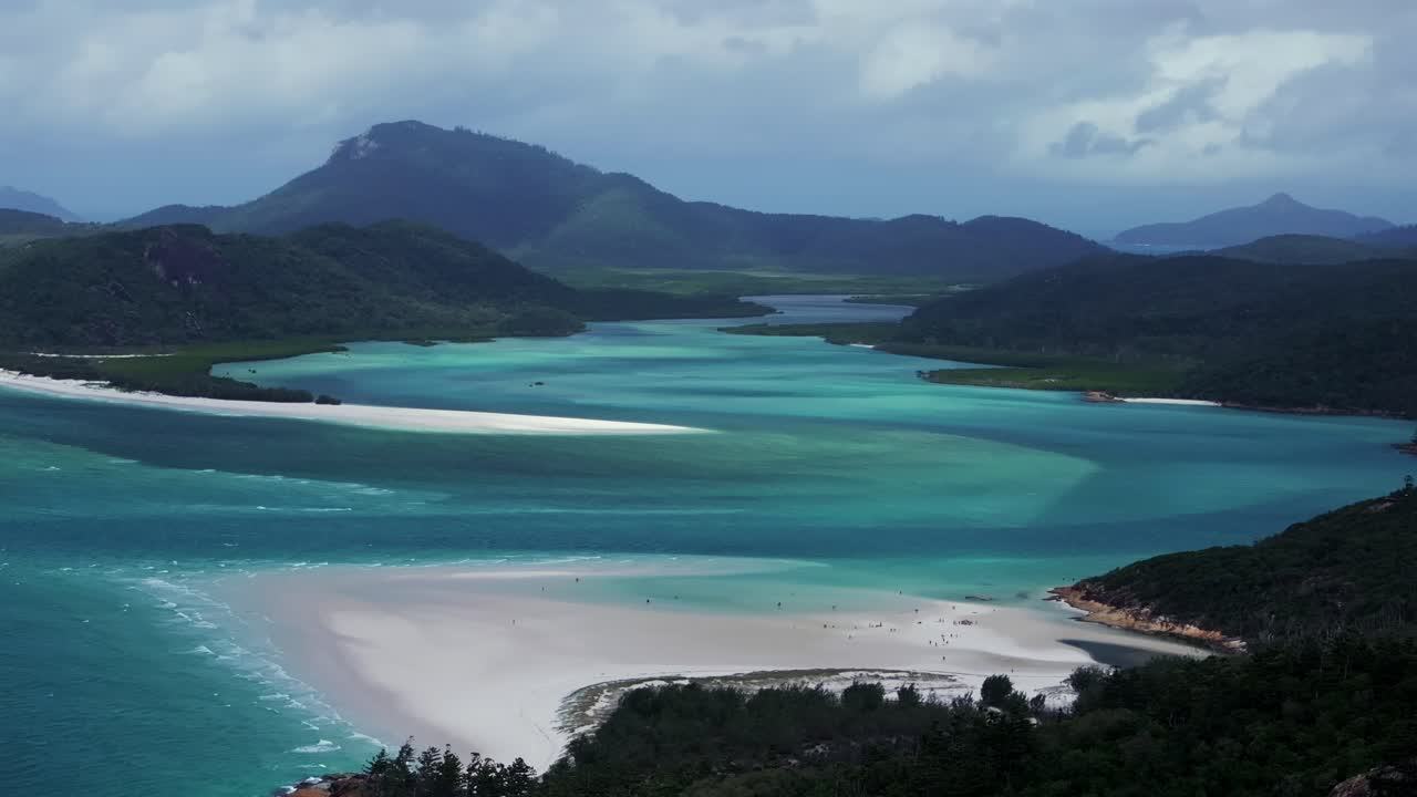 hill inlet lookout drone aéreo vuelo panorámico whitsundays qld australia soleado nublado viento playa de whitehaven gran barrera de arrecifes isla airlie parque nacional claro círculo oceánico turquesa paralaje izquierdo