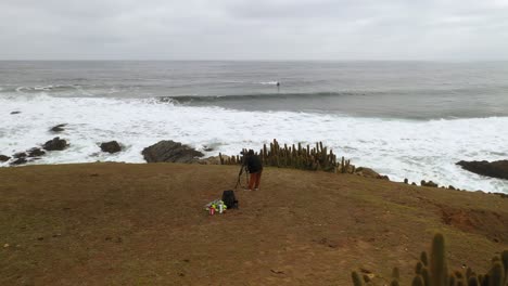 在智利的海灘上衝浪和自然攝影師, 太平洋, pichilemu punta de lobos, 無人機片段, 軌道飛機, 背景中的水上滑雪機, 膨<unk>