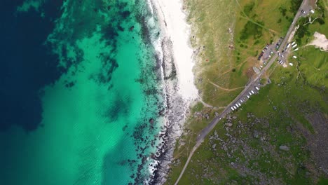 Vista-Aérea-De-La-Playa-De-Uttakleiv-Con-Arena-Blanca-Y-Agua-Tropical-En-Lofoten,-Noruega