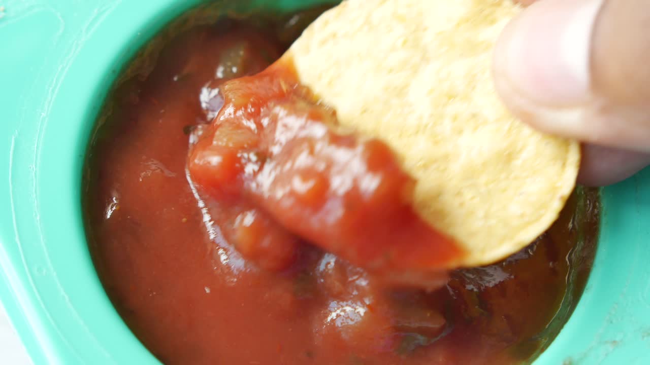 un plato de papas fritas y salsa en la mesa