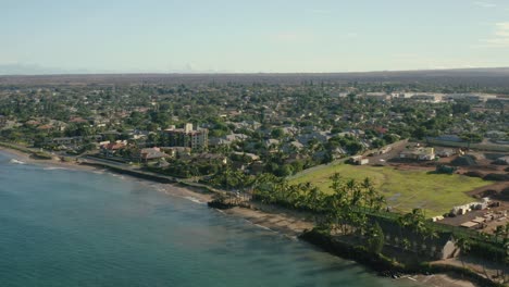 Panorámica-Aérea-Sobre-La-Costa-De-Maui-En-Kihei