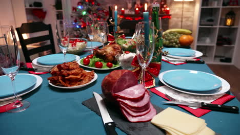 preparación de la mesa de navidad con comida tradicional