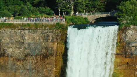 尼加拉瀑布 (niagara falls) 是美國最著名的瀑布之一,