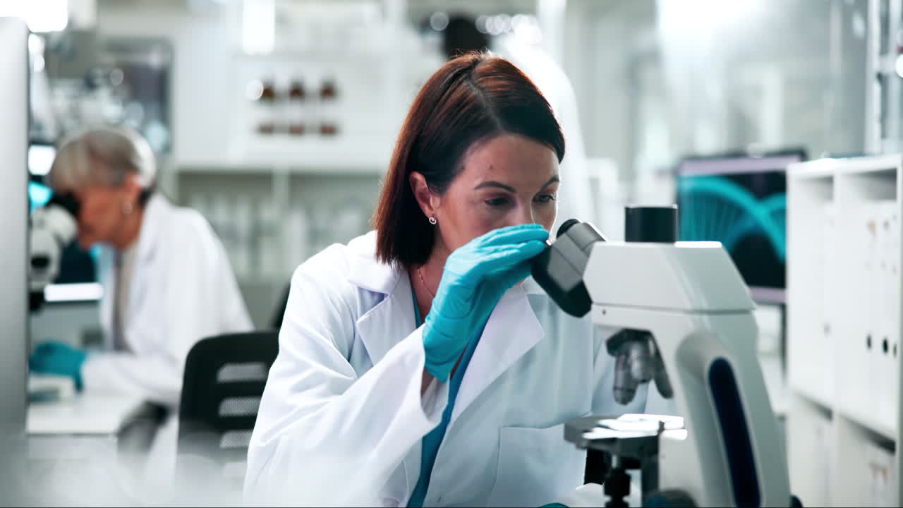 Scienziati che lavorano in un laboratorio con microscopi