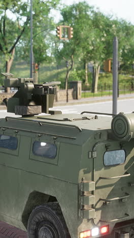 vehículo militar en un entorno urbano