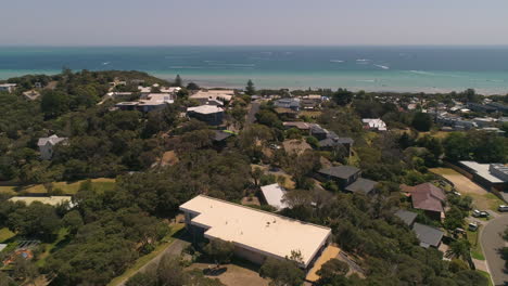 Propiedad-Inmobiliaria-Frente-A-La-Playa-En-La-Península-De-Mornington-Con-Yates-A-La-Distancia