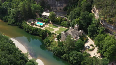 Castillo-Medieval-Chateau-De-La-Caze-Gorges-Du-Tarn-Junto-A-Un-Río-Día-Soleado-Francia