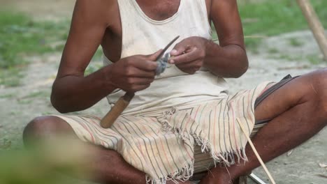 viejo artesano indio hábil maestro teje bambú de palos de madera haciendo sombrero