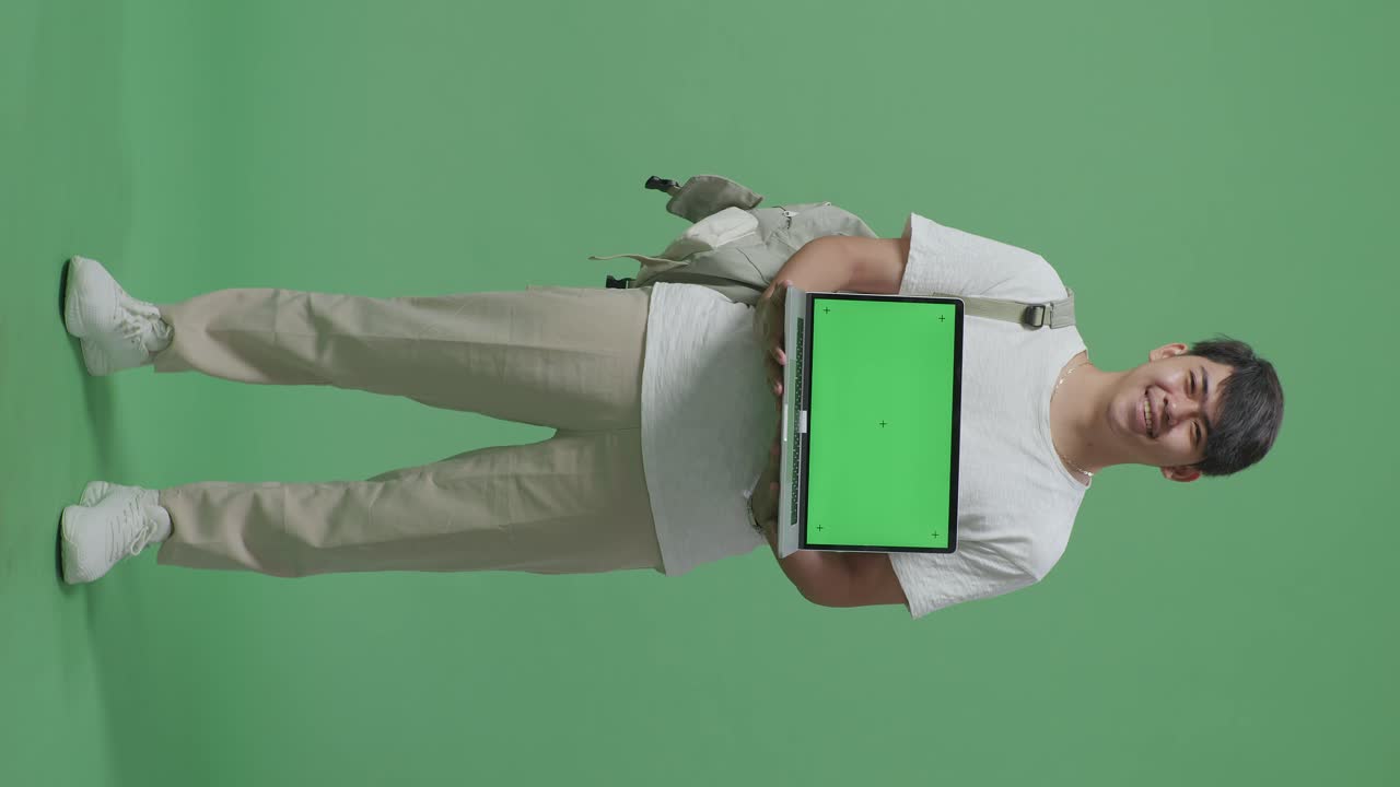 estudiante con portátil y mochila en la pantalla verde