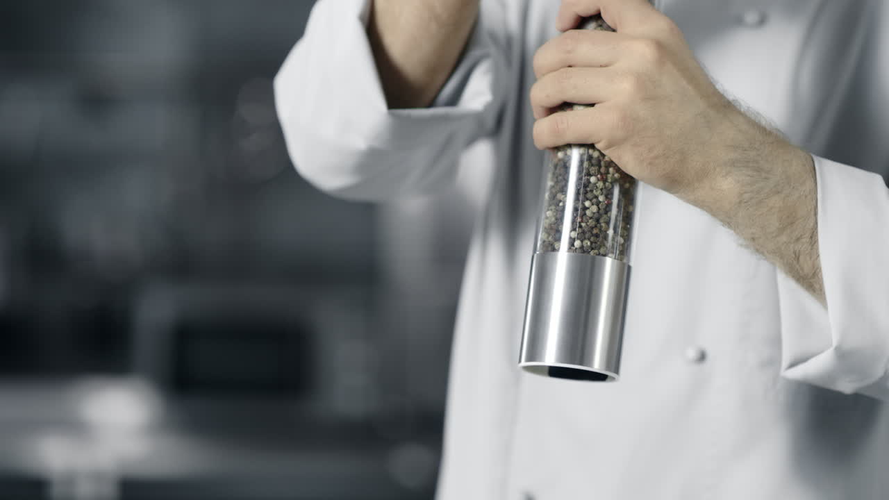 주방 에서 요리 하는 손 의 근접적 인 모습