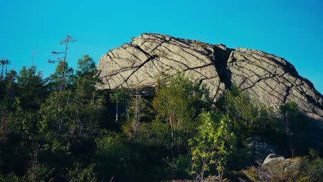 Grandes-Rocas-Rocosas-Y-Bosque-Verde-En-Indre-Fosen,-Noruega---Toma-Amplia