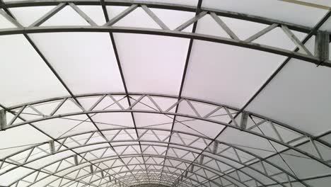 estructura de acero en la construcción de la sala de arco blanco vuelo aéreo a través
