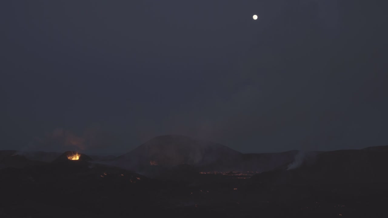 화산 폭발 지점 위의 보름달 아이슬란드