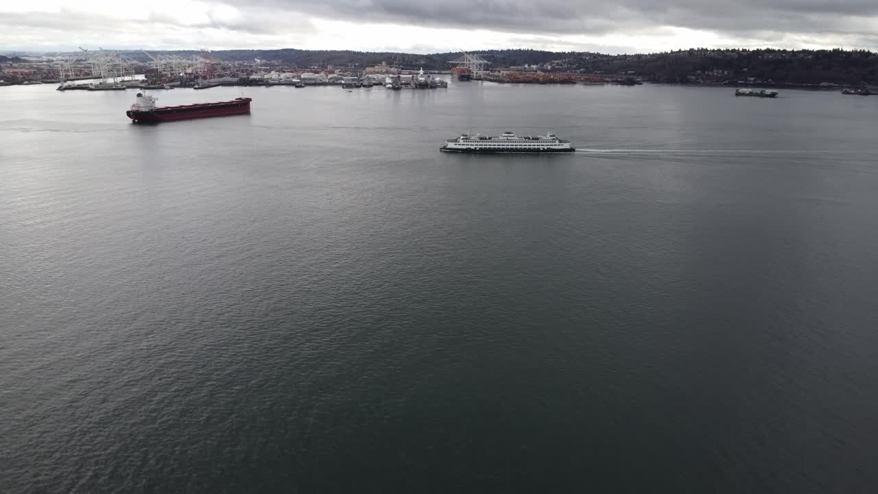 vista aérea acercándose al ferry del estado de washington con el puerto de seattle en el fondo