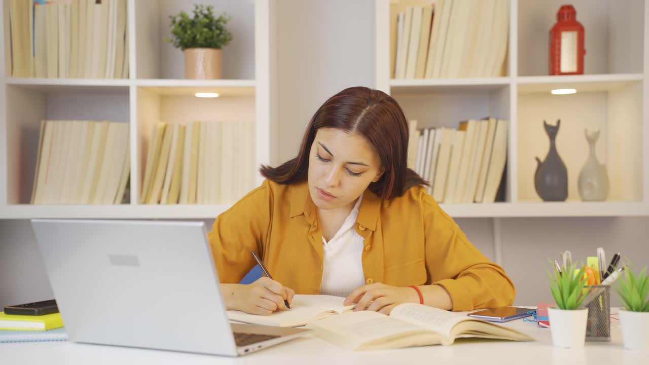 Den kvinnelige studenten som ber om stillhet