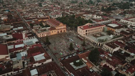 Outdoor-Street-Night-Market-Infront-Of-San-Cristóbal-Mártir-Cathedral,-San-Cristobal-de-las-Casas,-Chiapas,-Mexico---aerial-shot